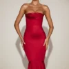 Robe mi-longue évasée à bandeau et bordure en dentelle satinée Belsa, couleur rouge vif Robe mi-longue évasée à bandeau et bordure en dentelle satinée Belsa, couleur rouge vif