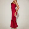Robe mi-longue évasée à bandeau et bordure en dentelle satinée Belsa, couleur rouge vif Robe mi-longue évasée à bandeau et bordure en dentelle satinée Belsa, couleur rouge vif