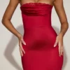 Robe mi-longue évasée à bandeau et bordure en dentelle satinée Belsa, couleur rouge vif Robe mi-longue évasée à bandeau et bordure en dentelle satinée Belsa, couleur rouge vif