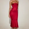 Robe mi-longue évasée à bandeau et bordure en dentelle satinée Belsa, couleur rouge vif Robe mi-longue évasée à bandeau et bordure en dentelle satinée Belsa, couleur rouge vif