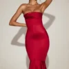 Robe mi-longue évasée à bandeau et bordure en dentelle satinée Belsa, couleur rouge vif Robe mi-longue évasée à bandeau et bordure en dentelle satinée Belsa, couleur rouge vif
