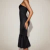 Robe mi-longue évasée Belsa en satin avec bordure en dentelle et bandeau, en noir Robe mi-longue évasée Belsa en satin avec bordure en dentelle et bandeau, en noir