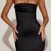 Robe mi-longue évasée Belsa en satin avec bordure en dentelle et bandeau, en noir Robe mi-longue évasée Belsa en satin avec bordure en dentelle et bandeau, en noir