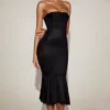 Robe mi-longue évasée Belsa en satin avec bordure en dentelle et bandeau, en noir Robe mi-longue évasée Belsa en satin avec bordure en dentelle et bandeau, en noir