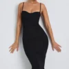 Robe mi-longue à volants en modal Nora, couleur noire Robe mi-longue à volants en modal Nora, couleur noire