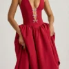 Robe midi Angelina à nœud et dos nu, couleur rouge vif Robe midi Angelina à nœud et dos nu, couleur rouge vif