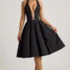 Robe midi Angelina à nœud et dos nu, en noir Robe midi Angelina à nœud et dos nu, en noir