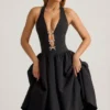 Robe midi Angelina à nœud et dos nu, en noir Robe midi Angelina à nœud et dos nu, en noir