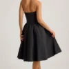 Robe midi Angelina à nœud et dos nu, en noir Robe midi Angelina à nœud et dos nu, en noir