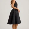 Robe midi Angelina à nœud et dos nu, en noir Robe midi Angelina à nœud et dos nu, en noir