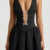 Robe midi Angelina à nœud et dos nu, en noir Robe midi Angelina à nœud et dos nu, en noir