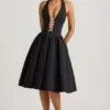 Robe midi Angelina à nœud et dos nu, en noir Robe midi Angelina à nœud et dos nu, en noir