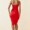 Robe midi asymétrique froncée Anaisa en rouge écarlate Robe midi asymétrique froncée Anaisa en rouge écarlate