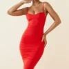 Robe midi asymétrique froncée Anaisa en rouge écarlate Robe midi asymétrique froncée Anaisa en rouge écarlate