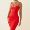 Robe midi asymétrique froncée Anaisa en rouge écarlate Robe midi asymétrique froncée Anaisa en rouge écarlate