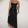 Robe midi asymétrique Zelina à encolure dégagée et ornements, en noir