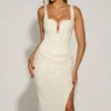 Robe midi drapée et ornée Eliora en blanc Robe midi drapée et ornée Eliora en blanc