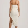 Robe midi drapée et ornée Eliora en blanc Robe midi drapée et ornée Eliora en blanc