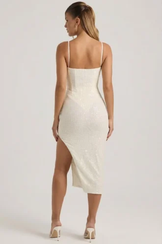 Robe midi drapée et ornée Eliora en blanc
