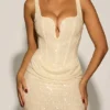 Robe midi drapée et ornée Eliora en blanc Robe midi drapée et ornée Eliora en blanc