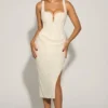 Robe midi drapée et ornée Eliora en blanc Robe midi drapée et ornée Eliora en blanc