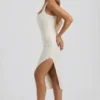 Robe midi drapée et ornée Eliora en blanc Robe midi drapée et ornée Eliora en blanc