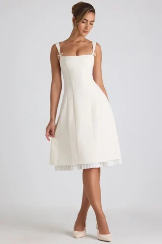 Robe midi plissée évasée Isadora avec nœud, couleur ivoire