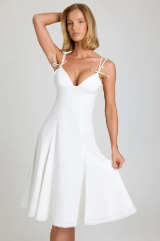 Robe midi trapèze Mallory à nœuds, en blanc