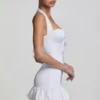 Robe Millie à nœud et ourlet bouffant, dos nu, en blanc Robe Millie à nœud et ourlet bouffant, dos nu, en blanc