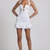 Robe Millie à nœud et ourlet bouffant, dos nu, en blanc Robe Millie à nœud et ourlet bouffant, dos nu, en blanc
