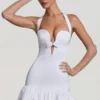Robe Millie à nœud et ourlet bouffant, dos nu, en blanc Robe Millie à nœud et ourlet bouffant, dos nu, en blanc