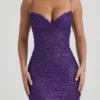 Robe Mischa à col en cœur et ornements, couleur violet Robe Mischa à col en cœur et ornements, couleur violet