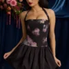 Robe Nanala à dos nu, lacets et ourlet bouffant, imprimé floral noir Robe Nanala à dos nu, lacets et ourlet bouffant, imprimé floral noir