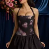 Robe Nanala à dos nu, lacets et ourlet bouffant, imprimé floral noir Robe Nanala à dos nu, lacets et ourlet bouffant, imprimé floral noir