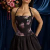 Robe Nanala à dos nu, lacets et ourlet bouffant, imprimé floral noir Robe Nanala à dos nu, lacets et ourlet bouffant, imprimé floral noir