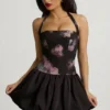 Robe Nanala à dos nu, lacets et ourlet bouffant, imprimé floral noir Robe Nanala à dos nu, lacets et ourlet bouffant, imprimé floral noir