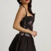 Robe Nanala à dos nu, lacets et ourlet bouffant, imprimé floral noir Robe Nanala à dos nu, lacets et ourlet bouffant, imprimé floral noir