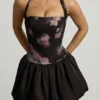 Robe Nanala à dos nu, lacets et ourlet bouffant, imprimé floral noir Robe Nanala à dos nu, lacets et ourlet bouffant, imprimé floral noir