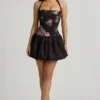 Robe Nanala à dos nu, lacets et ourlet bouffant, imprimé floral noir Robe Nanala à dos nu, lacets et ourlet bouffant, imprimé floral noir