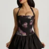 Robe Nanala à dos nu, lacets et ourlet bouffant, imprimé floral noir Robe Nanala à dos nu, lacets et ourlet bouffant, imprimé floral noir