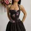 Robe Nanala à dos nu, lacets et ourlet bouffant, imprimé floral noir Robe Nanala à dos nu, lacets et ourlet bouffant, imprimé floral noir