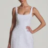 Robe structurée évasée Dominique ornée de perles, en blanc Robe structurée évasée Dominique ornée de perles, en blanc