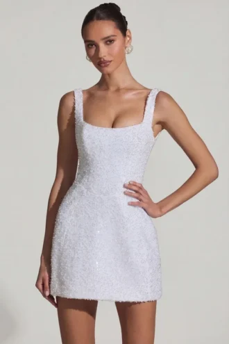 Robe structurée évasée Dominique ornée de perles, en blanc