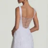 Robe structurée évasée Dominique ornée de perles, en blanc Robe structurée évasée Dominique ornée de perles, en blanc