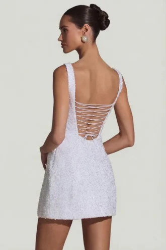 Robe structurée évasée Dominique ornée de perles, en blanc