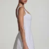 Robe structurée évasée Dominique ornée de perles, en blanc Robe structurée évasée Dominique ornée de perles, en blanc