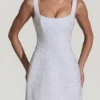 Robe structurée évasée Dominique ornée de perles, en blanc Robe structurée évasée Dominique ornée de perles, en blanc