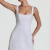 Robe structurée évasée Dominique ornée de perles, en blanc Robe structurée évasée Dominique ornée de perles, en blanc