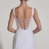 Robe structurée évasée Dominique ornée de perles, en blanc Robe structurée évasée Dominique ornée de perles, en blanc