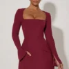 Robe Taesha à col carré et coupe tulipe structurée, couleur rouge vin Robe Taesha à col carré et coupe tulipe structurée, couleur rouge vin
